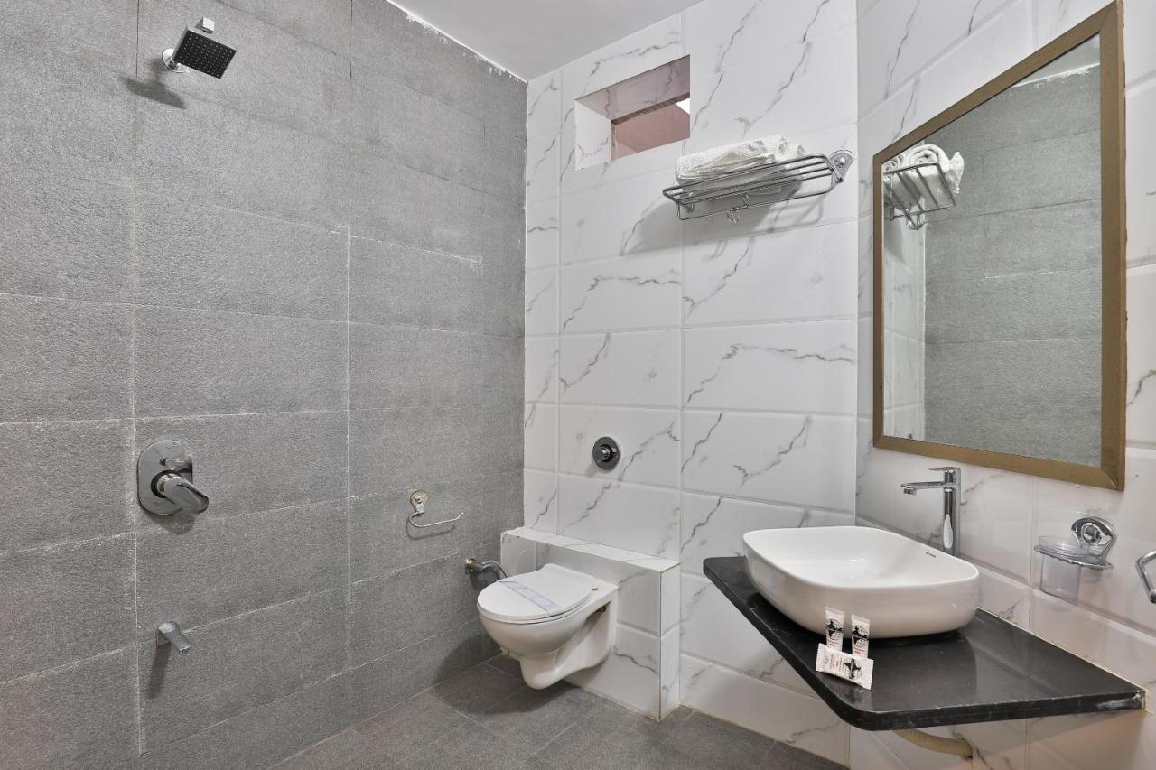 Oyo 23540 Hotel Suryakant Rajkot Eksteriør billede