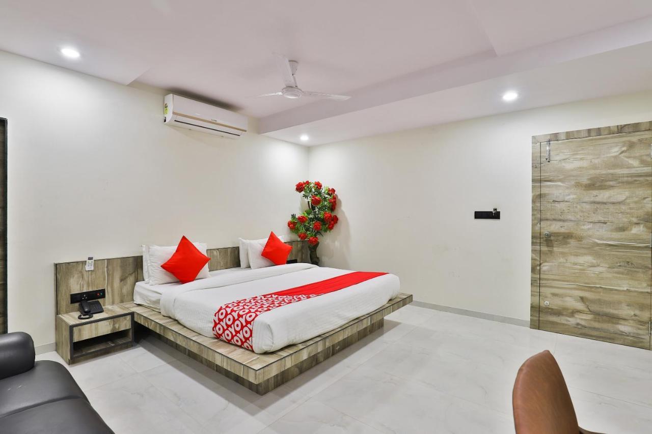 Oyo 23540 Hotel Suryakant Rajkot Eksteriør billede